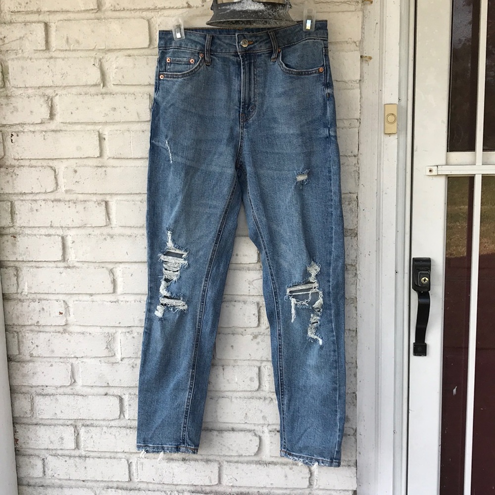 Loose fitting ripped jeans